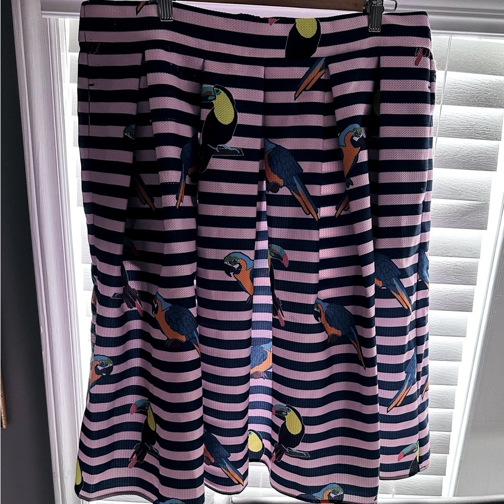 Beautiful gently loved skirt with parrot 🦜 print detail